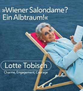 Lotte Tobisch sitzt auf einem Liegestuhl mit einer Broschüre